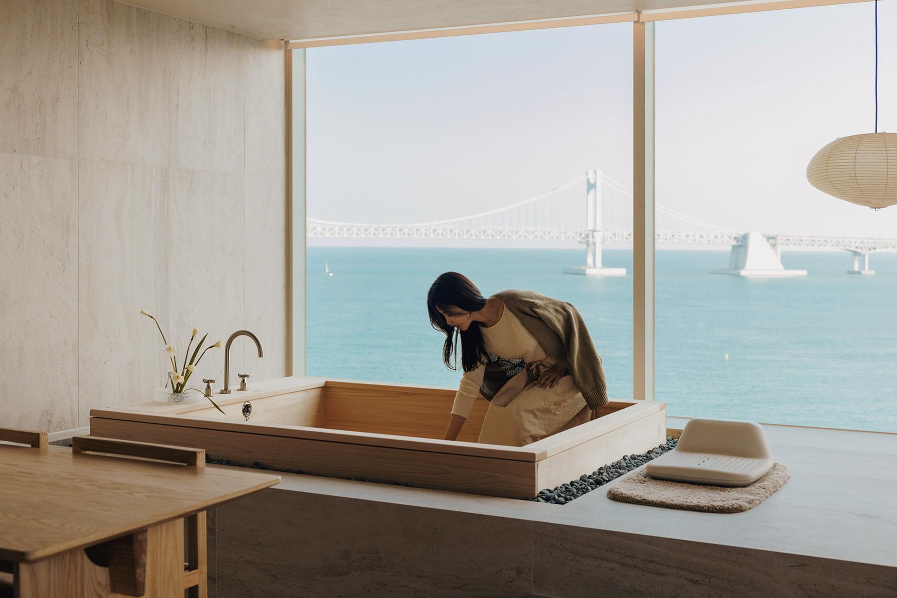 Private hinoki cypress bath at ONUJI STAY overlooking nature
