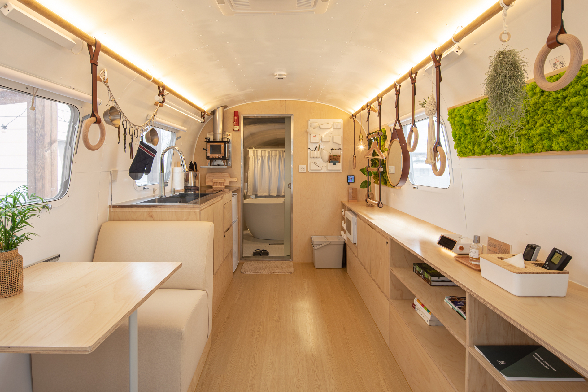 Around Follie 客室 Airstream 31ft +