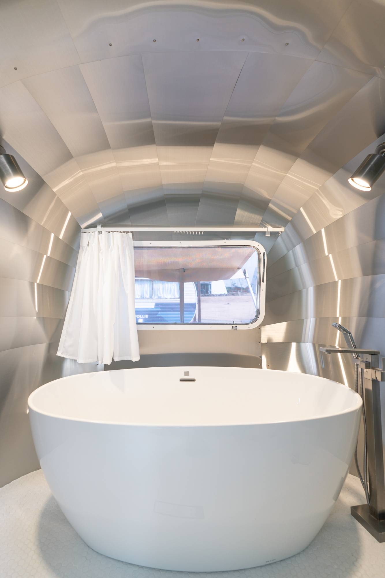 Around Follie 客室 Airstream 31ft +
